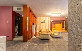 Deluxe Hotel